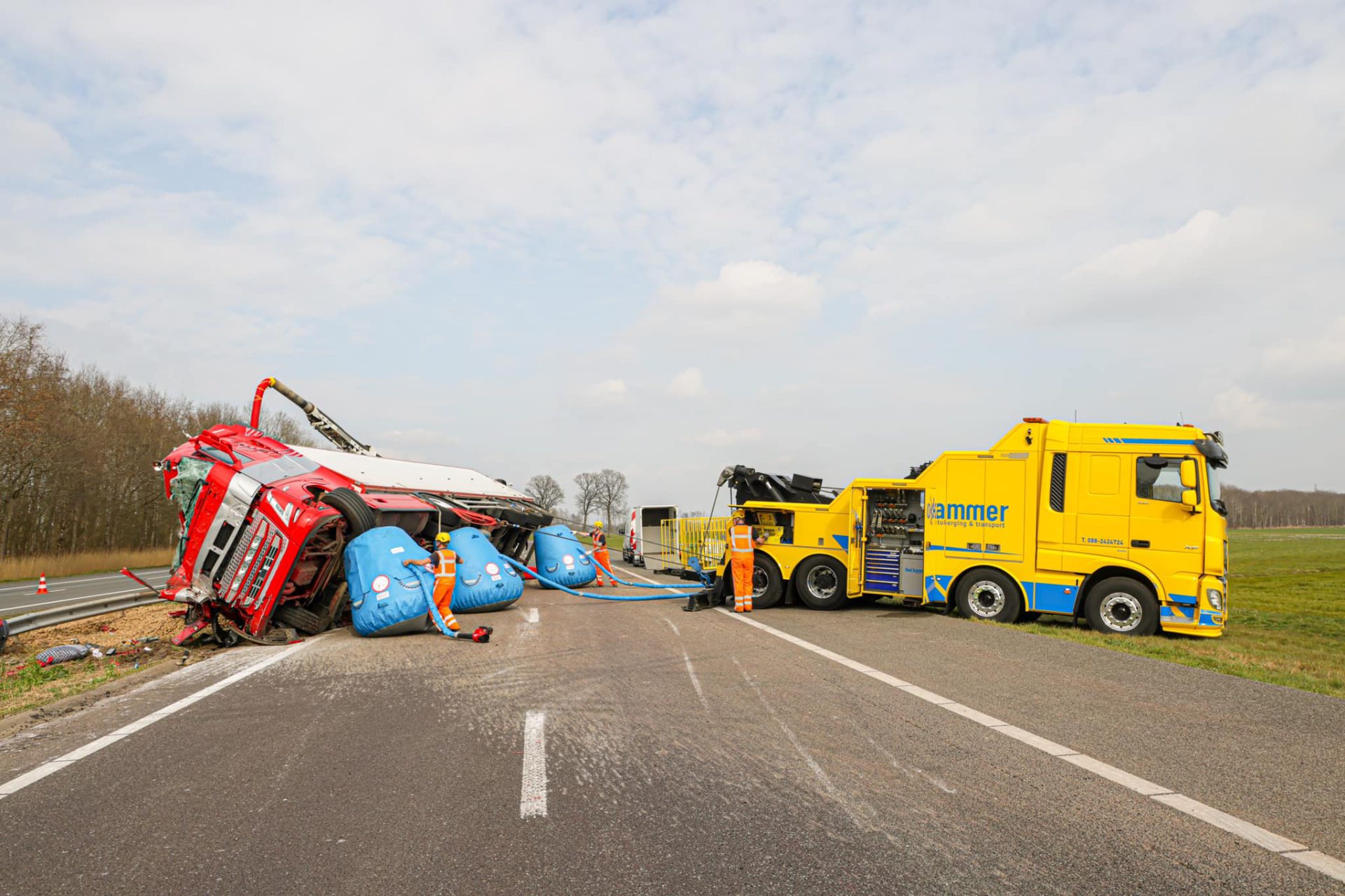 Vrachtwagenberging en truckberginghooikammer