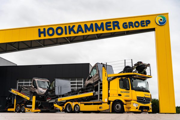 Oplegger met auto's van Hooikammer Groep